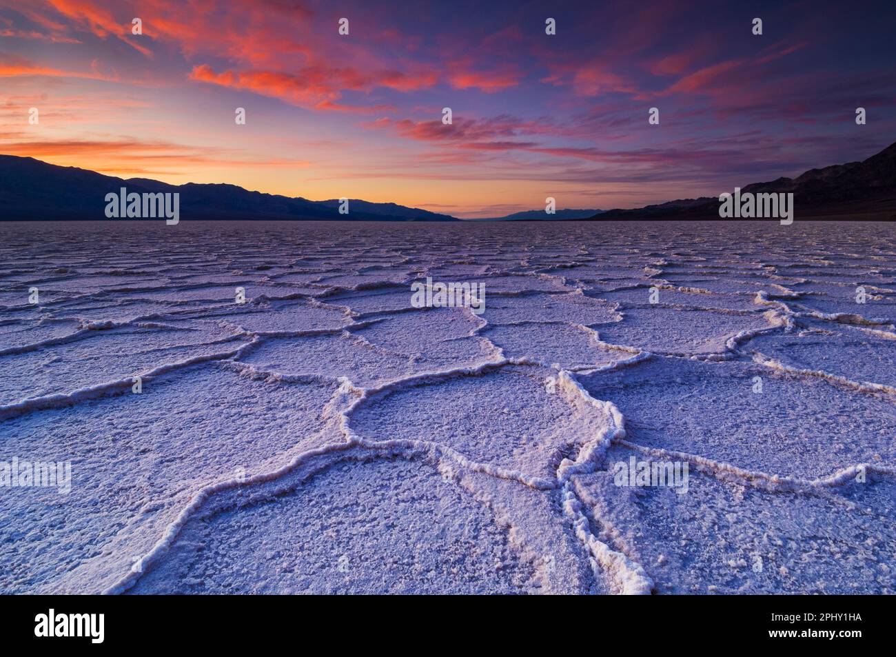 Death Valley National Park USA Badwater Basin Death Valley Salzpfanne Polygone bei Sonnenuntergang Badwater Basin Death Valley National Park, Kalifornien, USA Stockfoto