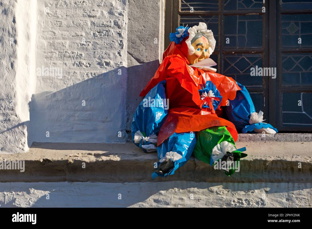 karnevalszeit mit Plastikfigur Moehnen an den Fenstern, Altes Rathaus, Deutschland, Nordrhein-Westfalen, Niederrhein, Erkelenz Stockfoto