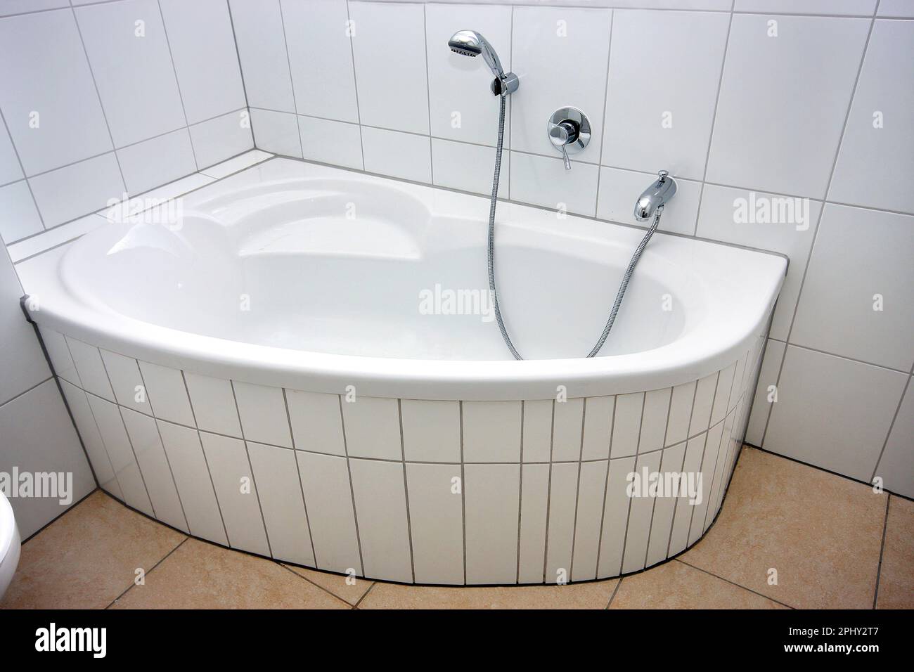 Moderne Badewanne im Badezimmer Stockfoto