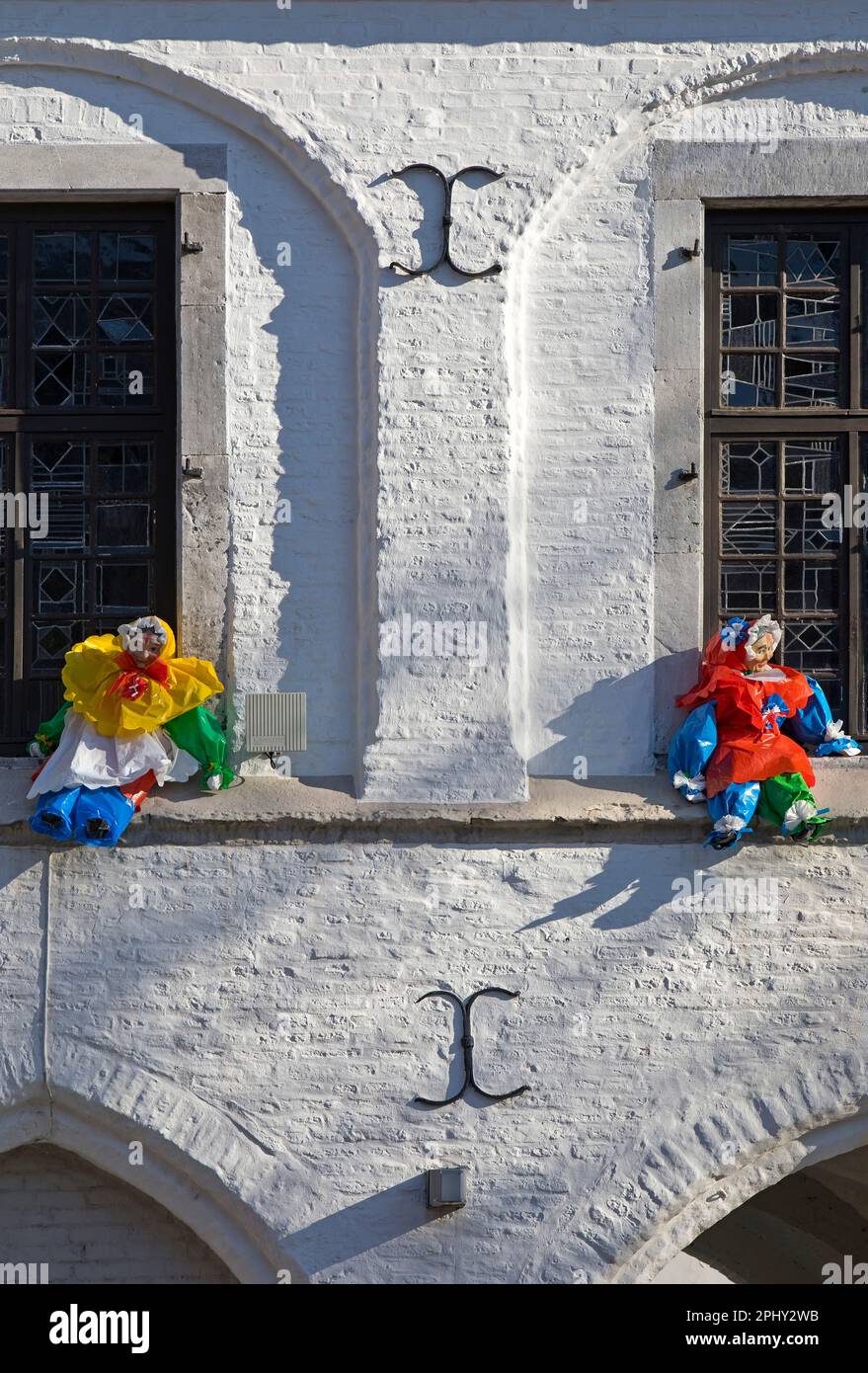 karnevalszeit mit Plastikfiguren von Moehnen an den Fenstern, Altes Rathaus, Deutschland, Nordrhein-Westfalen, Niederrhein, Erkelenz Stockfoto
