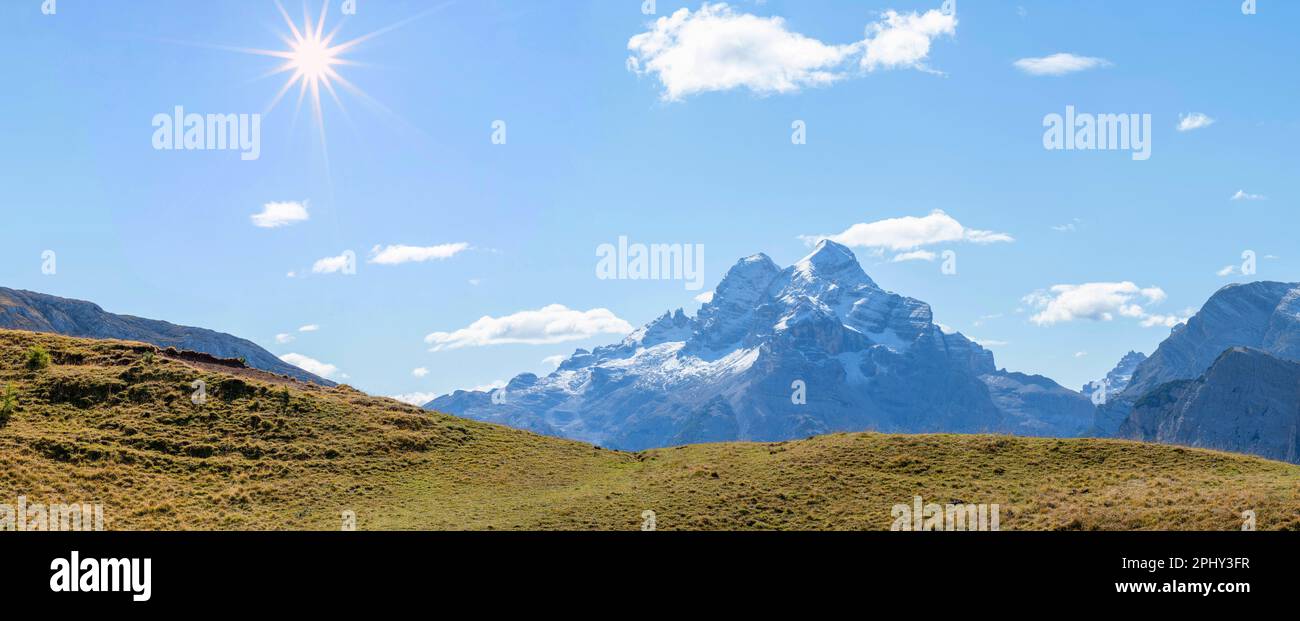 Blick auf die Tofane-Gebirgsgruppe in der Nähe von Cortina, Italien, Südtirol, Dolomiten Stockfoto