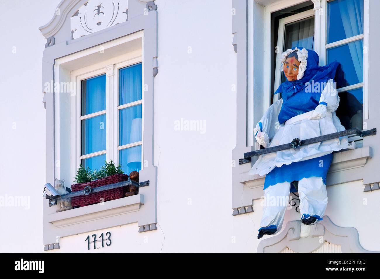 karnevalszeit mit moehne-Plastikfigur am Fenster, Deutschland, Nordrhein-Westfalen, Niederrhein, Erkelenz Stockfoto