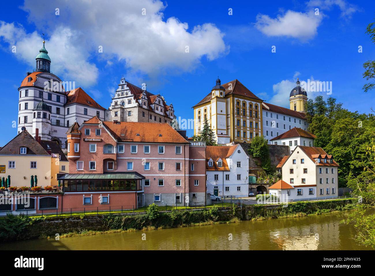 Blick auf Schloss Neuburg und Hofkirche von der Insel Leopoldine, Deutschland, Baden-Württemberg, Neuburg an der Donau Stockfoto