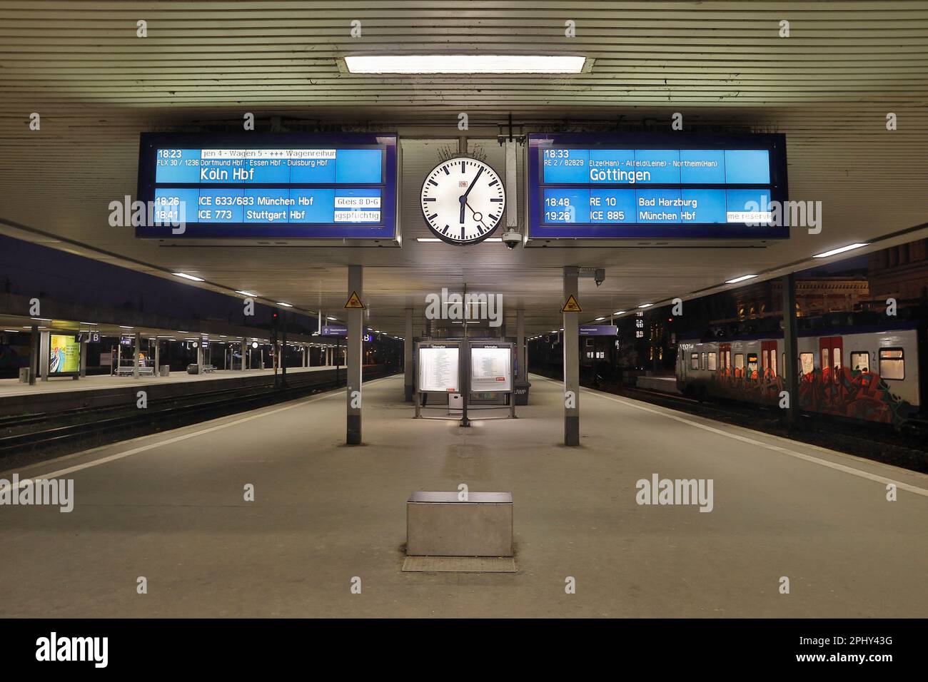 Leerer Bahnsteig am Hauptbahnhof am Abend, Deutschland, Niedersachsen, Hannover Stockfoto
