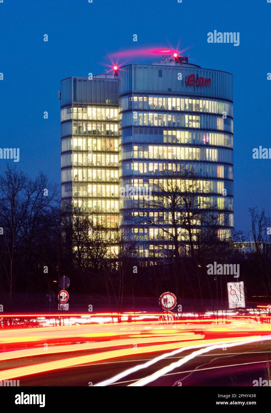 Helle Autosträhne auf der Autobahn A52 ein EON-Hauptsitz am Abend, Deutschland, Nordrhein-Westfalen, Ruhrgebiet, Essen Stockfoto