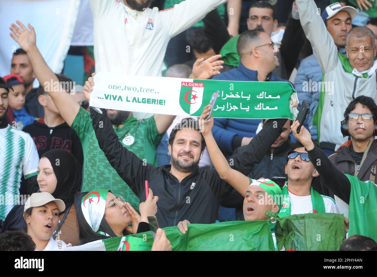 Rades, Tunis, Tunesien. 29. März 2023. Fans Algeriens während des Spiels Niger gegen Algerien am 27. März 2023 im Namen der Qualifikation des African Cup of Nations 2023 im Stadion Rades. (Kreditbild: © Chohei Mahjoub/ZUMA Press Wire) NUR REDAKTIONELLE VERWENDUNG! Nicht für den kommerziellen GEBRAUCH! Stockfoto