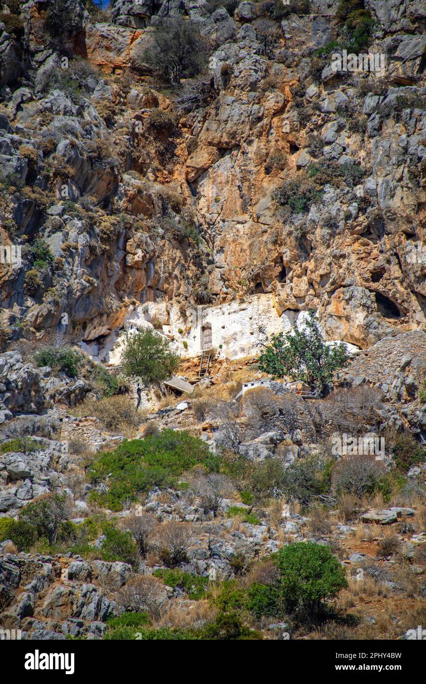 Befestigte Höhle in einer Klippe, weiße Farbe, Griechenland, Peloponnes, Monemvasia Stockfoto