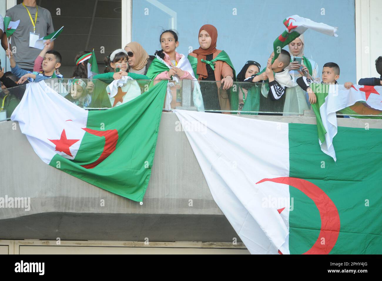 Rades, Tunis, Tunesien. 29. März 2023. Fans Algeriens während des Spiels Niger gegen Algerien am 27. März 2023 im Namen der Qualifikation des African Cup of Nations 2023 im Stadion Rades. (Kreditbild: © Chohei Mahjoub/ZUMA Press Wire) NUR REDAKTIONELLE VERWENDUNG! Nicht für den kommerziellen GEBRAUCH! Stockfoto