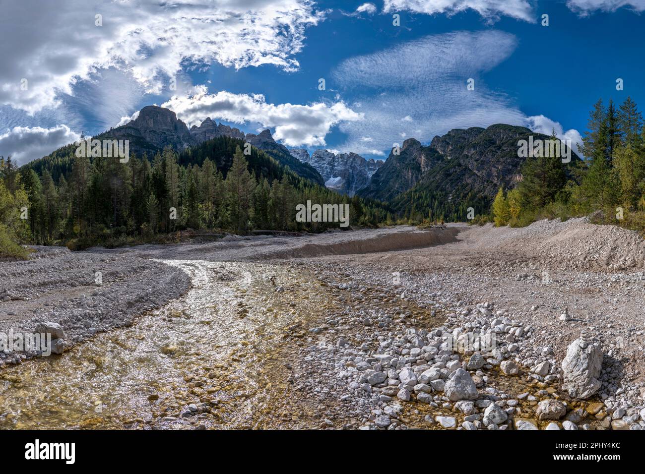 Rinz mit niedrigem Wasserstand im Hoehlensteintal, Val di Landro, Italien, Südtirol, Dolomiten Stockfoto