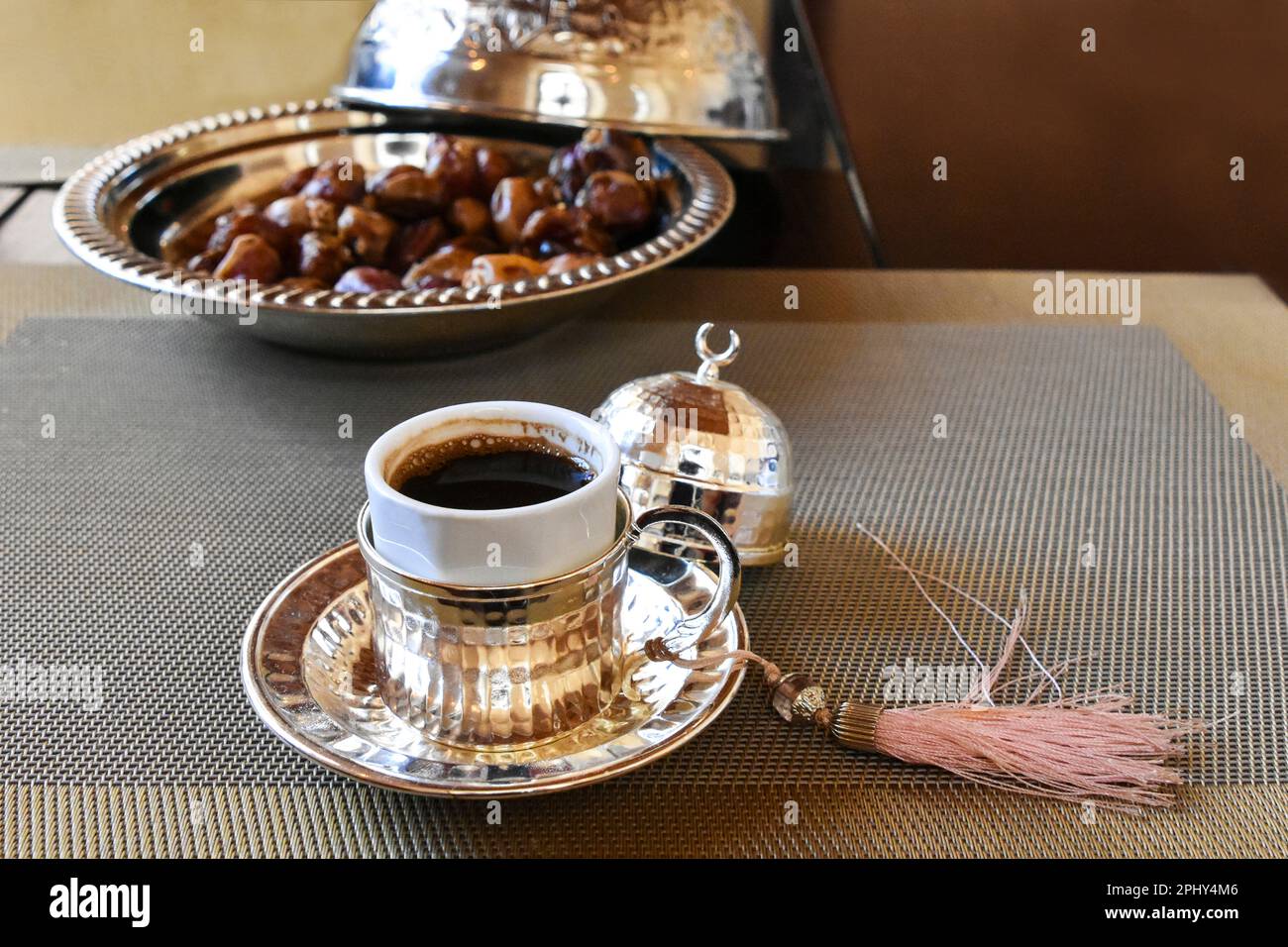 Nach dem Essen werden arabischer Kaffee und Datteln auf traditionelle Weise serviert, Oman Stockfoto