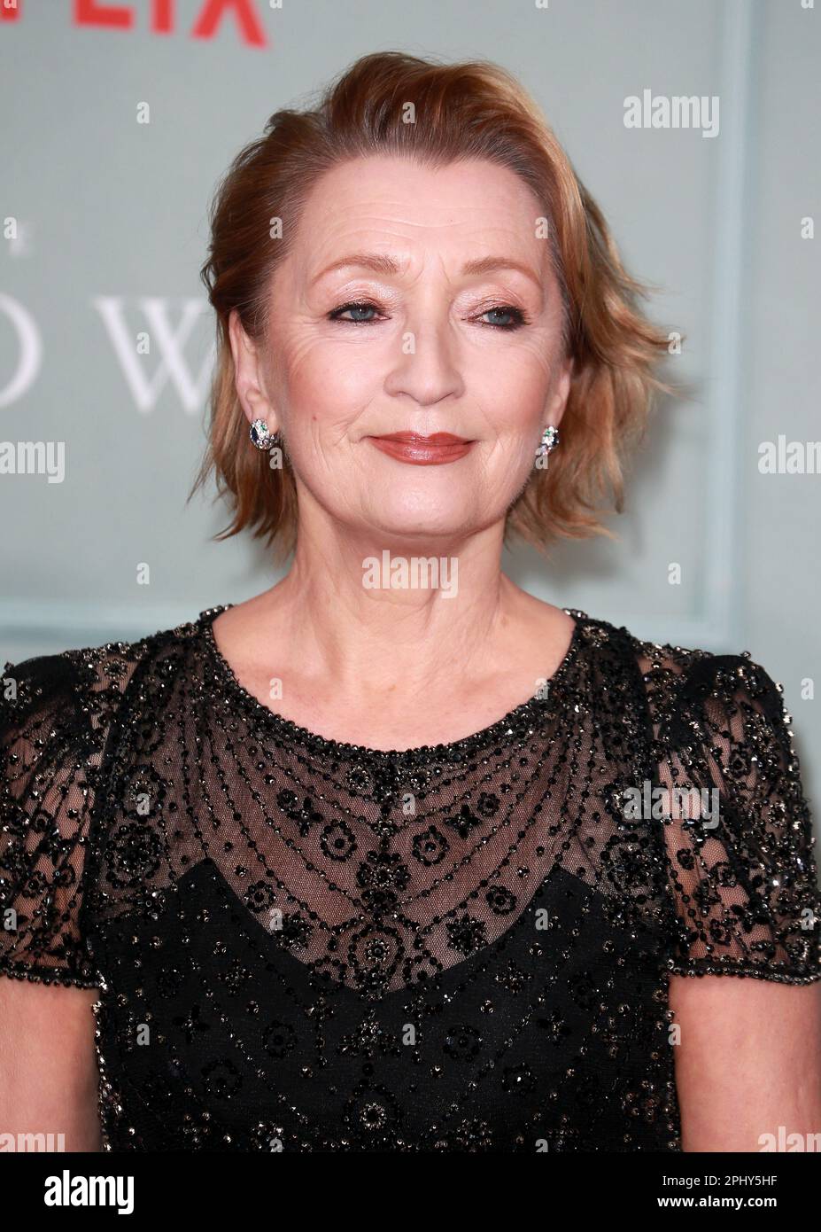 Lesley Manville besucht die Weltpremiere der „Crown“-Saison 5 im Theatre Royal Drury Lane in London. Stockfoto