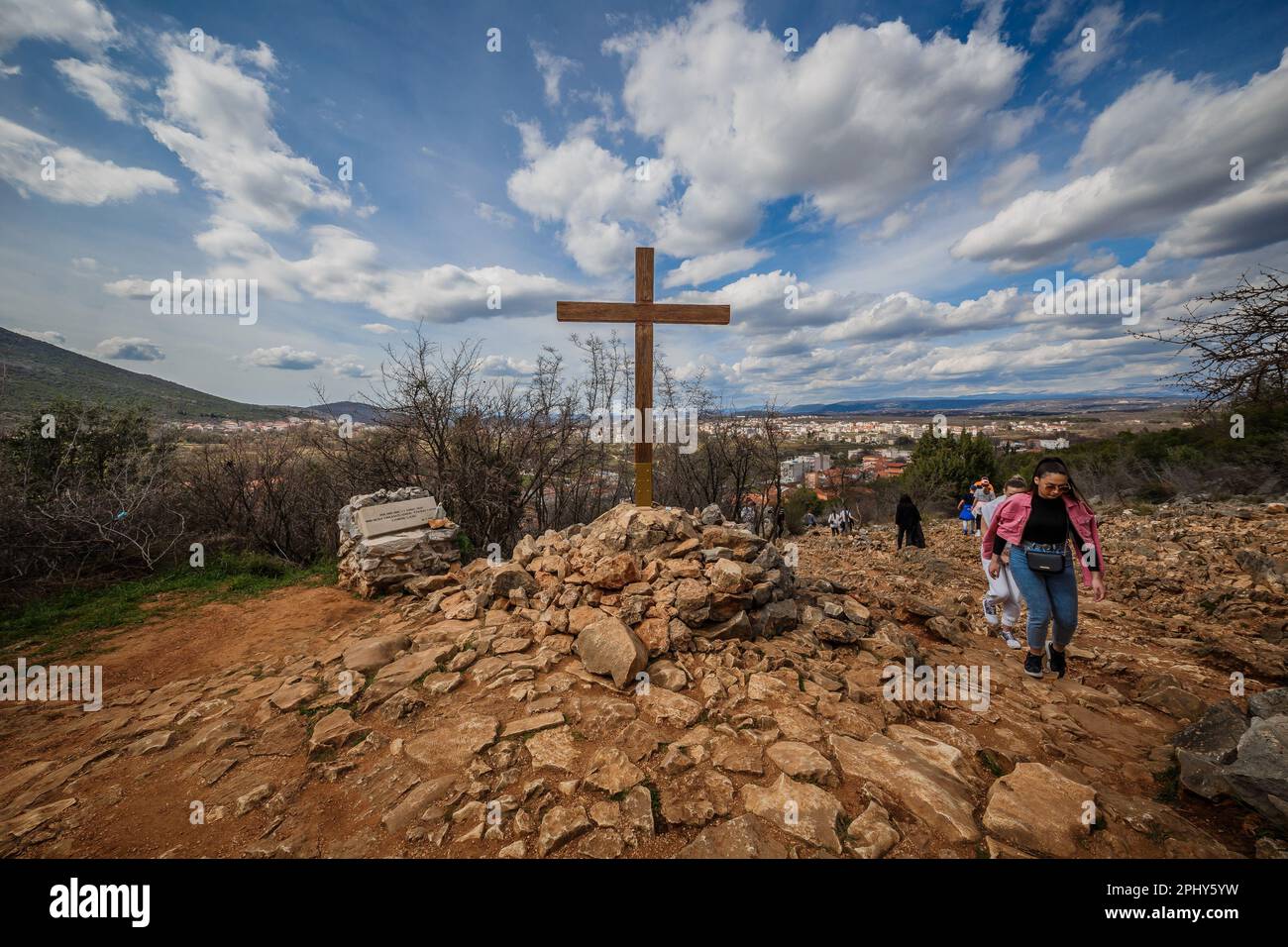 Statue der Jungfrau Maria auf dem Hügel der Erscheinung, in der Medjugorie. Fast eine Million Menschen besuchen Medjugorje jedes Jahr, wo die Jungfrau Maria am 24. Juni 1981 sechs jungen Dorfbewohnern zum ersten Mal erschienen sein soll. 30 Jahre lang wurde das angebliche Phänomen von den römisch-katholischen Behörden ignoriert, bis 2010, als Papst Benedikt XVI. Den Befehl erteilte, ein Ermittlungsteam zu bilden, um im Falle von Medjugorje-Sichtungen nach der Wahrheit zu suchen. In Medjugorje, Bosnien und Herzegowina auf 26. März 2023. Foto: Zvonimir Barisin/PIXSELL Stockfoto