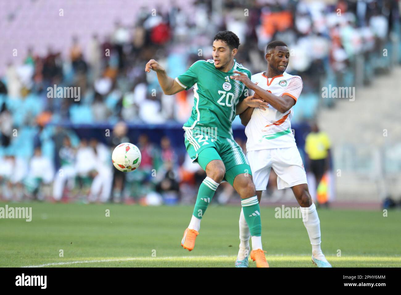 Rades, Tunis, Tunesien. 29. März 2023. Rares Chaibi(20) von Algerien und Mahamadou Sabo während des Spiels Niger gegen Algerien, 27. März 2023 im Namen der Qualifikation des African Cup of Nations 2023, im Stadion Rades. (Kreditbild: © Chohei Mahjoub/ZUMA Press Wire) NUR REDAKTIONELLE VERWENDUNG! Nicht für den kommerziellen GEBRAUCH! Stockfoto