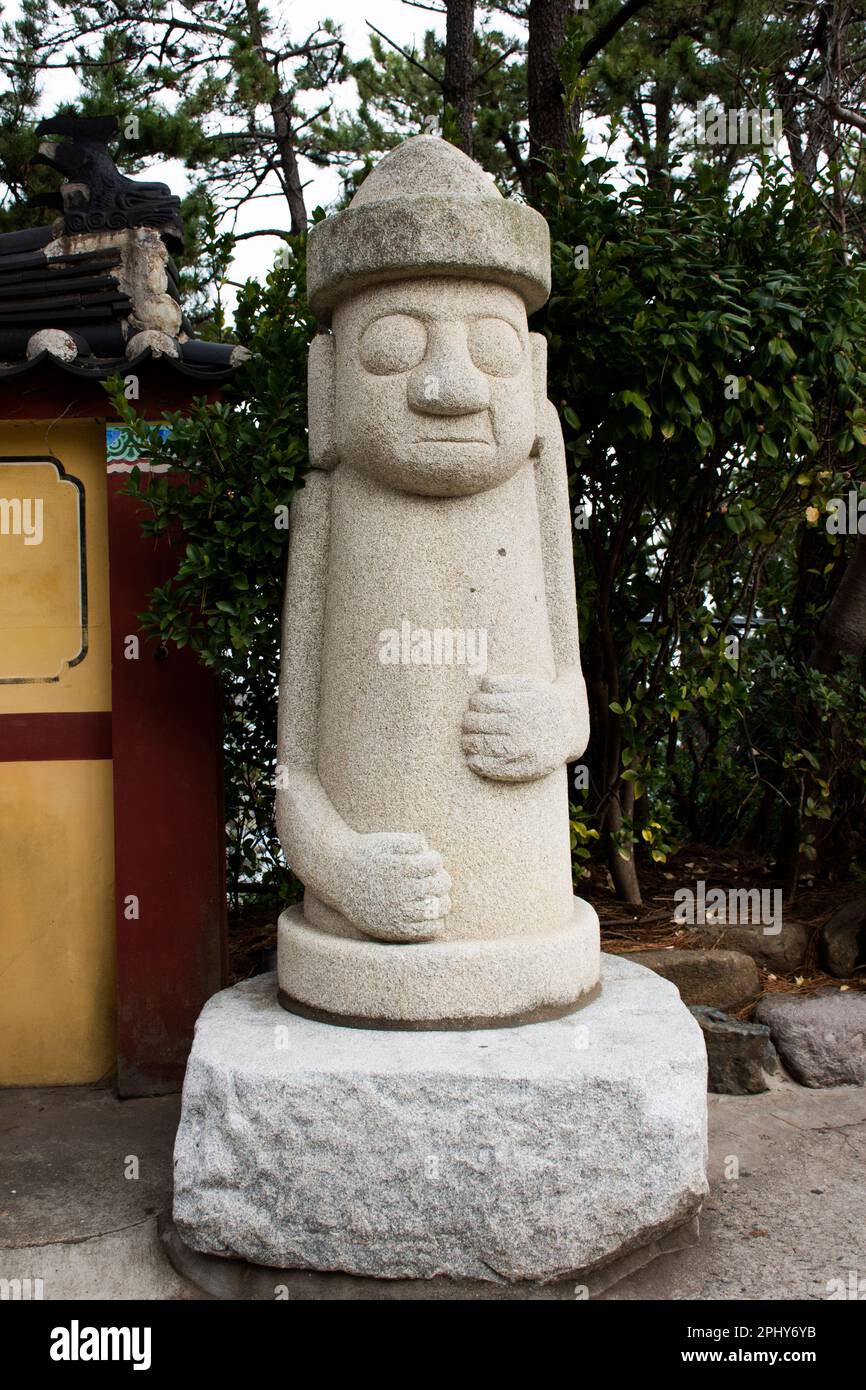 Kunstskulptur Dol Hareubangs Figur oder Tol Harubangs Statue Symbol der jeju Insel im Haedong Yonggungsa Tempel oder Yonggung Schrein für koreaner Stockfoto