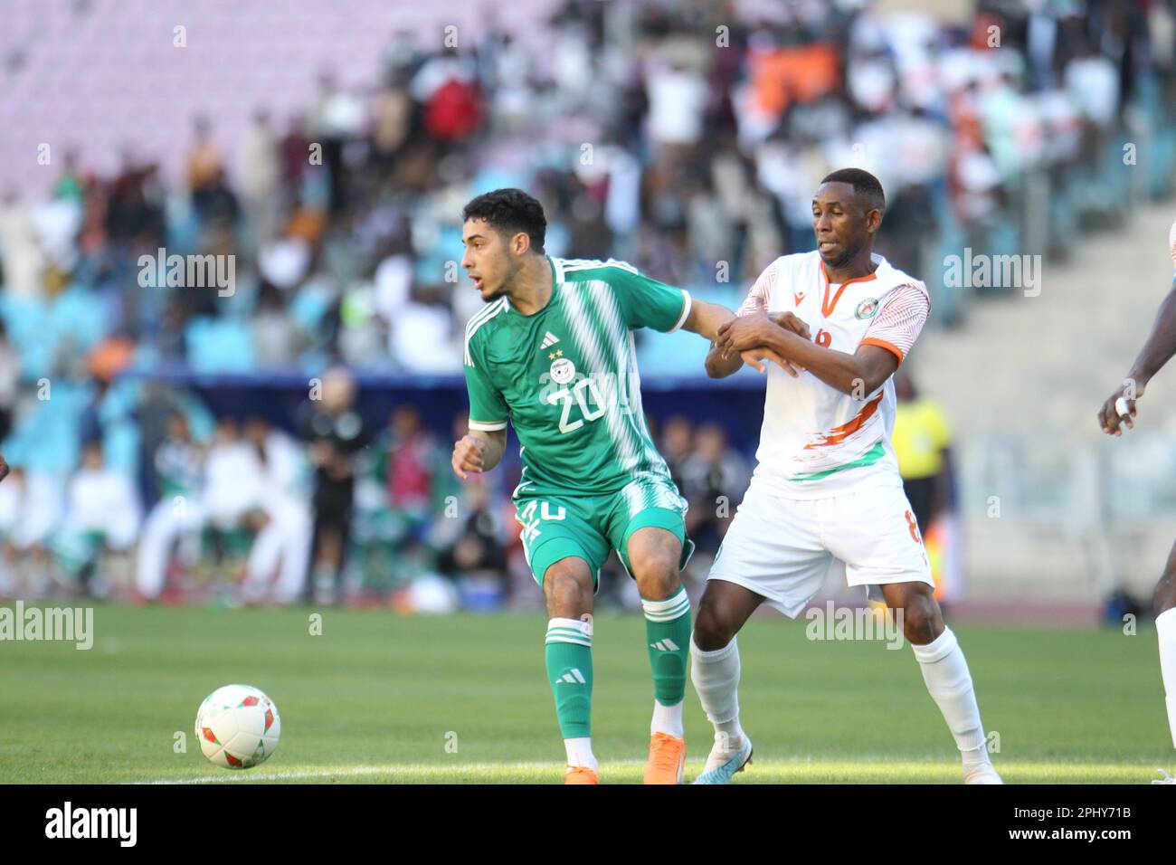 Rades, Tunis, Tunesien. 29. März 2023. Rares Chaibi(20) von Algerien und Mahamadou Sabo während des Spiels Niger gegen Algerien, 27. März 2023 im Namen der Qualifikation des African Cup of Nations 2023, im Stadion Rades. (Kreditbild: © Chohei Mahjoub/ZUMA Press Wire) NUR REDAKTIONELLE VERWENDUNG! Nicht für den kommerziellen GEBRAUCH! Stockfoto