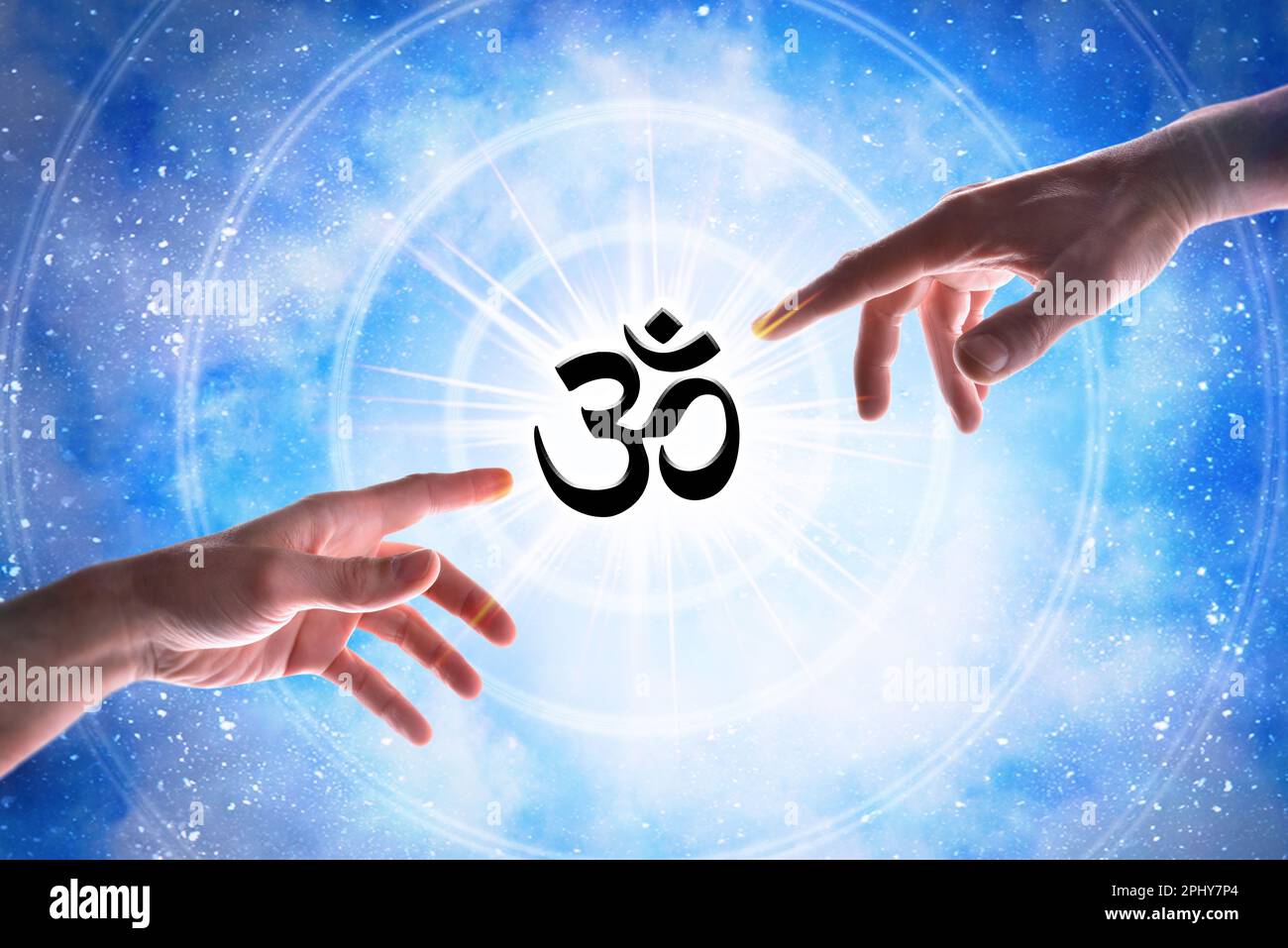 Die Hände zeigen auf das symbol des hinduismus mit konzentrischen Kreisen mit einem Lichtblitz auf einem magischen, sternenblauen Hintergrund des Universums. Stockfoto