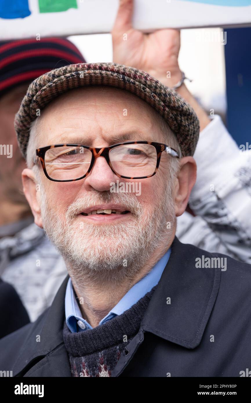 Britischer Abgeordneter Jeremy Corbyn nimmt an der SOS NHS National Demo in London Teil und unterstützt streikende medizinische Fachkräfte, als Protest gegen die Kürzungen der Regierung. Stockfoto