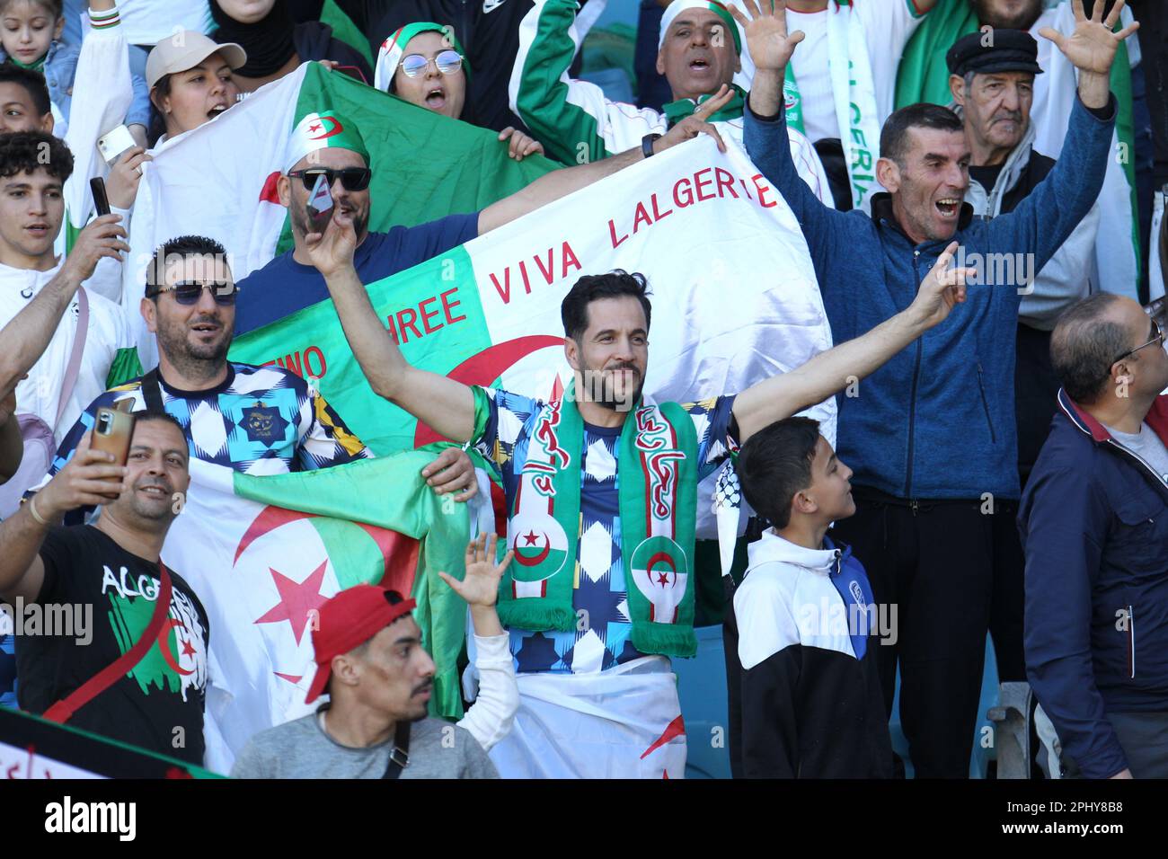Rades, Tunis, Tunesien. 29. März 2023. Fans Algeriens während des Spiels Niger gegen Algerien am 27. März 2023 im Namen der Qualifikation des African Cup of Nations 2023 im Stadion Rades. (Kreditbild: © Chohei Mahjoub/ZUMA Press Wire) NUR REDAKTIONELLE VERWENDUNG! Nicht für den kommerziellen GEBRAUCH! Stockfoto
