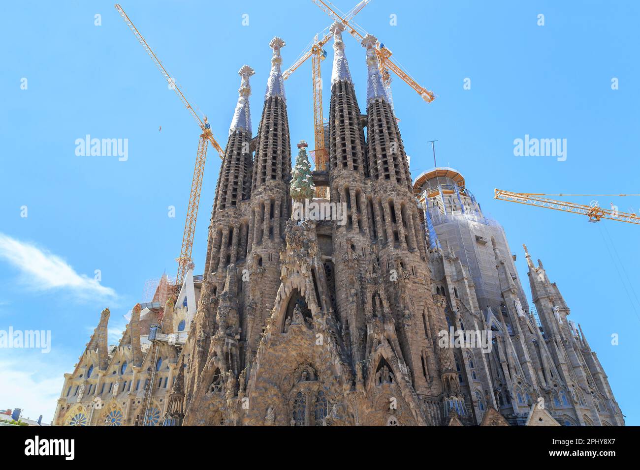 BARCELONA, SPANIEN - 12. MAI 2017: Dies ist ein Teil des Baus des Tempels Sagrada Familia, ein ungewöhnlicher Tempel, der seit 198 gebaut wurde Stockfoto
