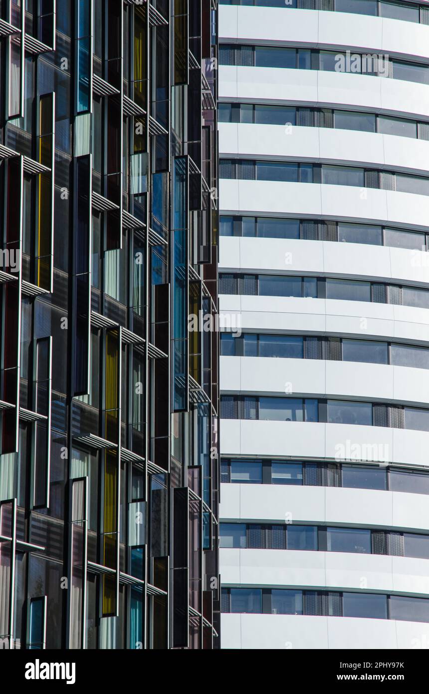 Ein Blick auf das Park Plaza-Gebäude mit dem DLD College-Gebäude dahinter, was ein abstraktes architektonisches Bild verleiht. Westminster Bridge, London, England Stockfoto