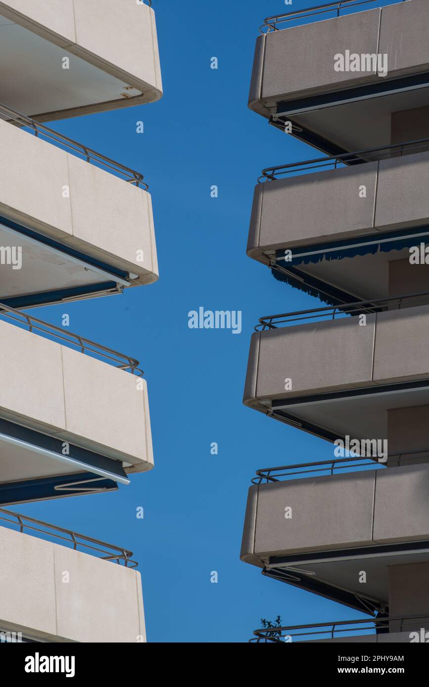 Benachbarte Wohnhäuser in Spanien mit blauem Himmel dahinter, die ein abstraktes Bild erzeugen Stockfoto