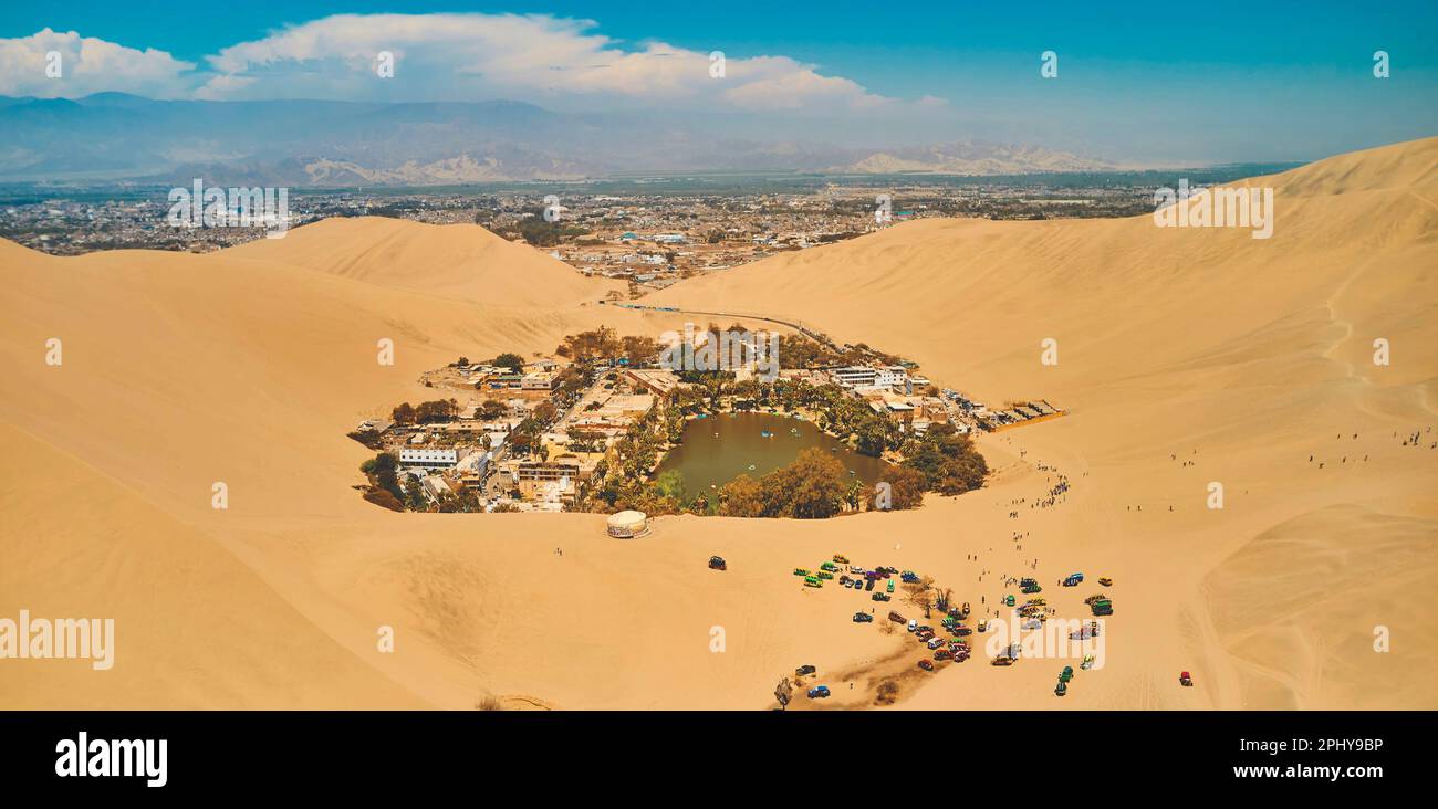 Die Oase Huacachina ist eine natürliche Oase mitten in der Wüste, die sich in der Stadt Ica, Peru befindet. Stockfoto