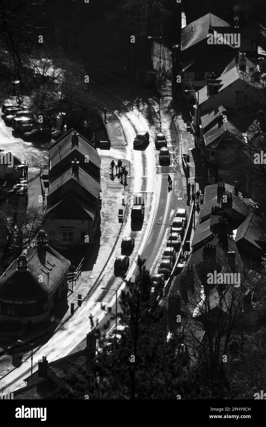 Ein Schwarz-Weiß-Foto von Matlock Bath, Derbyshire, England, aus den Heights of Abraham an einem sonnigen Tag Stockfoto