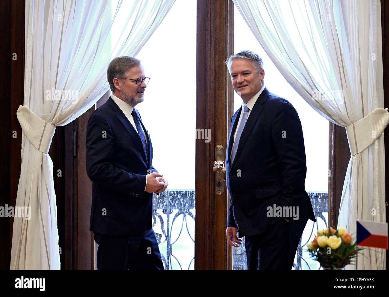 Prag, Tschechische Republik. 30. März 2023. Der tschechische Premierminister Petr Fiala, Left und OECD-Generalsekretär Mathias Cormann trafen sich am 30. März 2023 in Kramarova vila in Prag, um die Umfragen der tschechischen Wirtschaft und der öffentlichen Verwaltung vorzustellen. Kredit: Katerina Sulova/CTK Photo/Alamy Live News Stockfoto