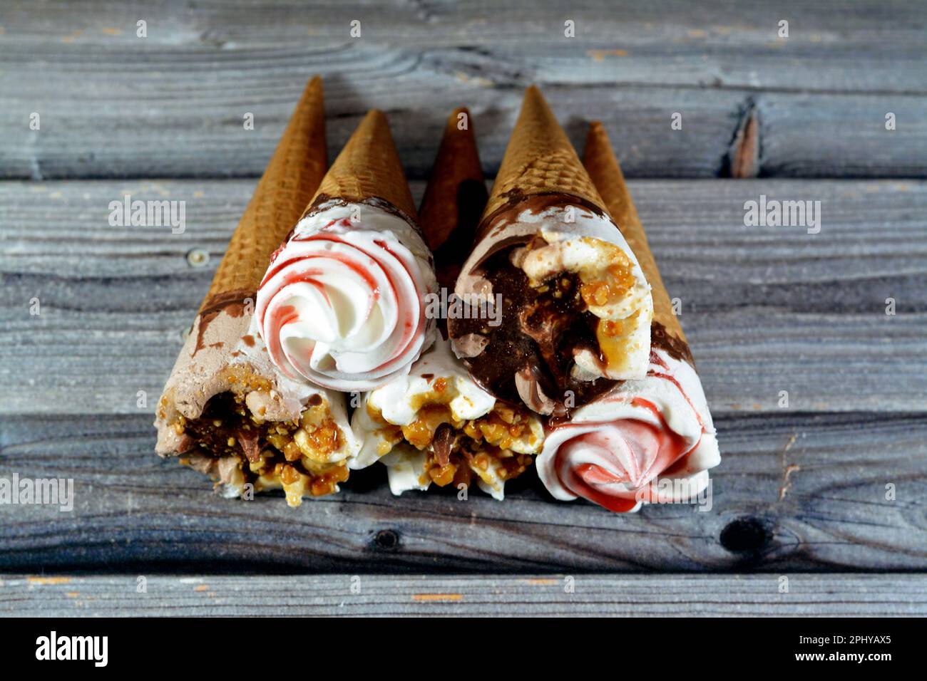 Eiscreme Vanille und Schokoladenzapfen mit Schokolade- und Karamellsoße ...