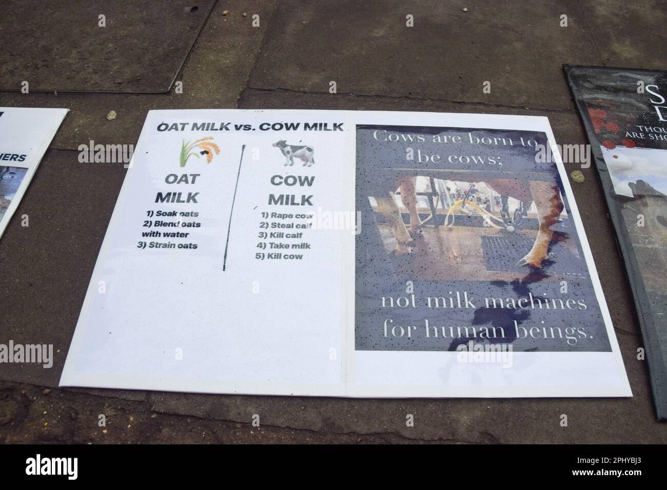 London, Großbritannien. 29. März 2023 Tierschützer mit Antimilchschildern versammelten sich vor der Wellcome Collection bei der Eröffnung der „Milk“-Ausstellung des Museums, die „unsere Beziehung zur Milch und ihren Platz in Politik, Gesellschaft und Kultur erforscht“. Kredit: Vuk Valcic/Alamy Live News Stockfoto