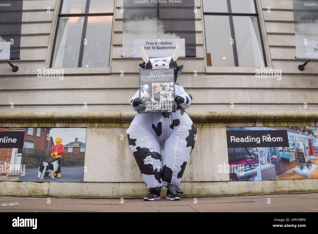London, Großbritannien. 29. März 2023 Tierschützer mit Antimilchschildern versammelten sich vor der Wellcome Collection bei der Eröffnung der „Milk“-Ausstellung des Museums, die „unsere Beziehung zur Milch und ihren Platz in Politik, Gesellschaft und Kultur erforscht“. Kredit: Vuk Valcic/Alamy Live News Stockfoto