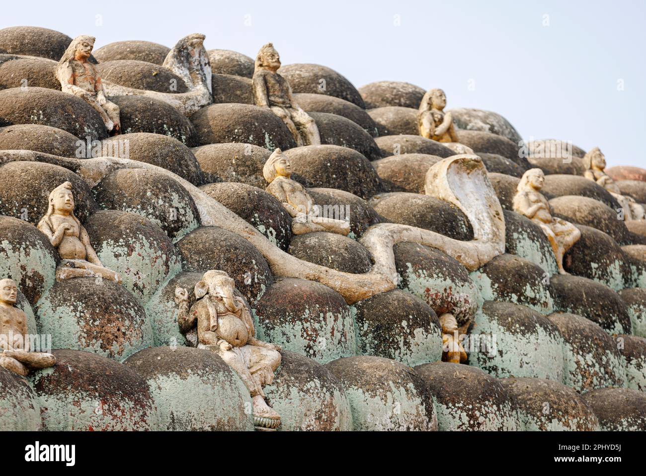 Dachdetails des Girigobardhana-Tempels im Kalna Rajbari-Komplex der hinduistischen Tempel, Ambika Kalna im Purba Bardhaman-Viertel von Westbengalen, Indien Stockfoto