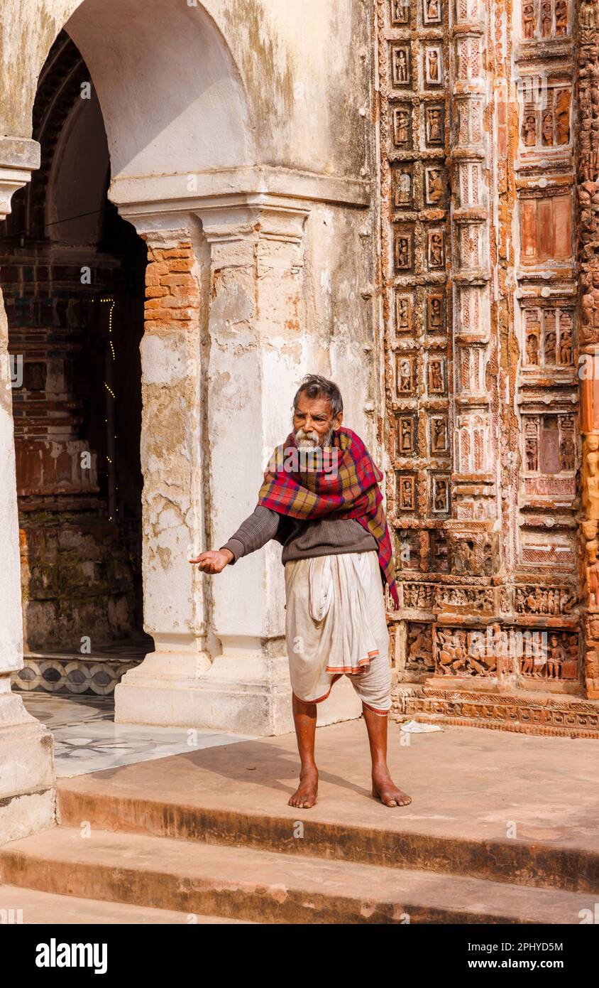 Lokaler Lebensstil: Ein alter Mann im Lalji-Tempel, Kalna Rajbari-Komplex der Hindu-Tempel in Ambika Kalna, Purba Bardhaman-Viertel, Westbengalen, Indien Stockfoto