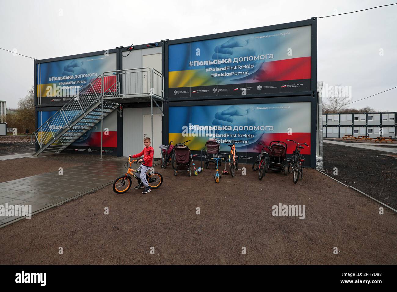 LEMBERG, UKRAINE - 27. MÄRZ 2023 - die zweistöckige modulare Stadt, die mit Unterstützung Großbritanniens und Polens gebaut wurde, beherbergt fast 700 intern verdrängte sportler Stockfoto