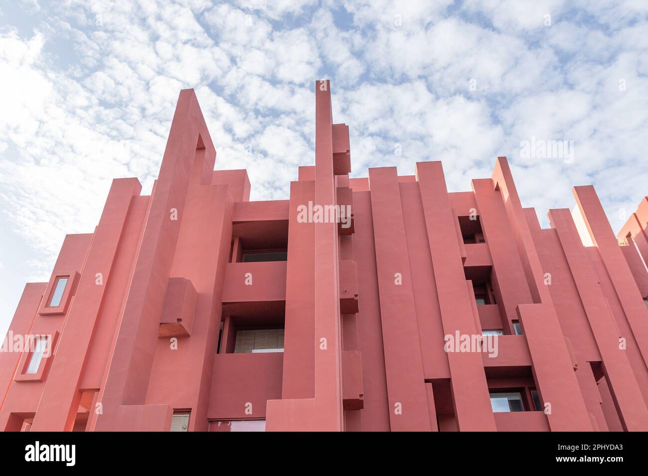 CALPE, SPANIEN - 22. DEZEMBER 2021: La Muralla Roja House (Rotes Mauerhaus) von Ricardo Bofill. Das Squid Game House Stockfoto