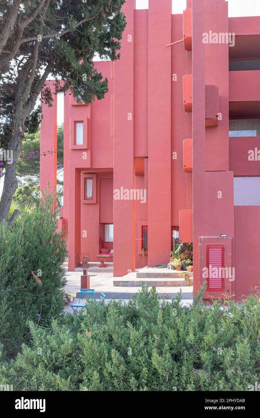 CALPE, SPANIEN - 22. DEZEMBER 2021: La Muralla Roja House (Rotes Mauerhaus) von Ricardo Bofill. Das Squid Game House Stockfoto