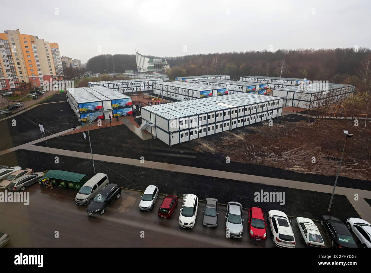 LEMBERG, UKRAINE - 27. MÄRZ 2023 - die zweistöckige modulare Stadt, die mit Unterstützung Großbritanniens und Polens gebaut wurde, beherbergt fast 700 intern verdrängte sportler Stockfoto
