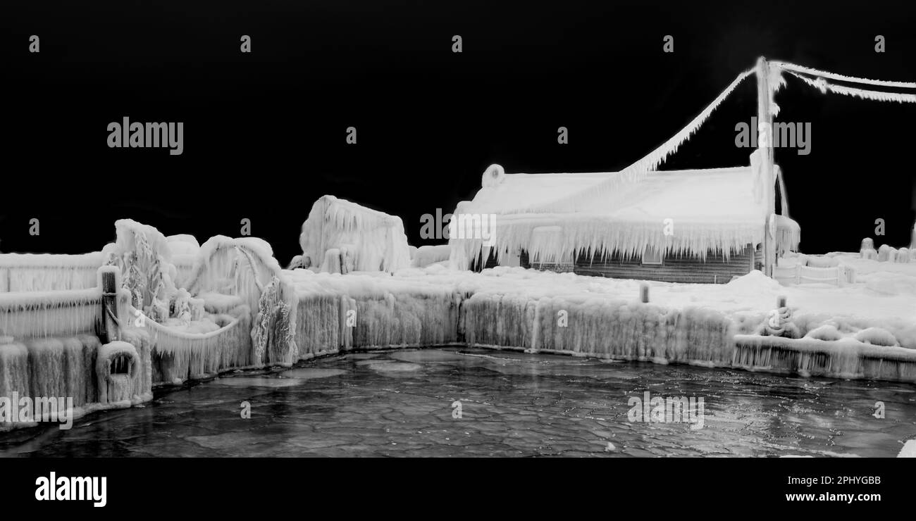 Nach einem heftigen Wintersturm auf der Door County Halbinsel war alles mit Eis bedeckt, was als ein einmaliger Sturm im Jahrhundert galt. Stockfoto