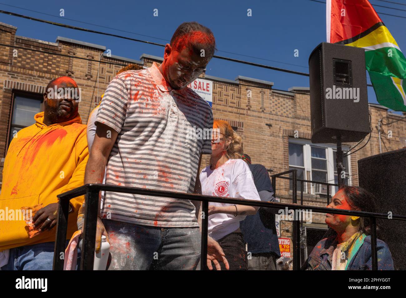 Eine Gruppe von Menschen, die bei der Phagwah Holi Parade 2023 in Queens, NY, Farbpulver auf sich verteilen Stockfoto