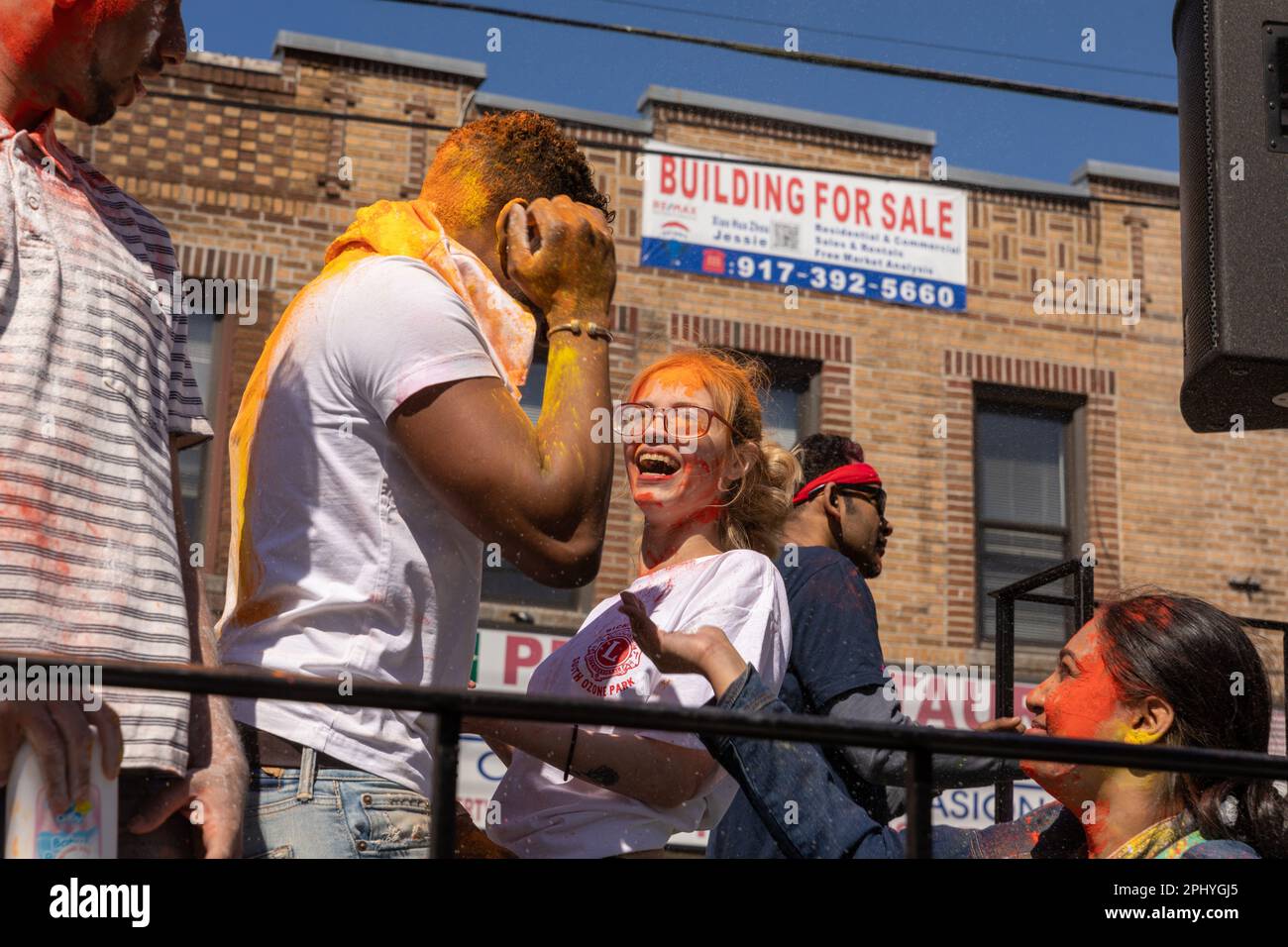 Eine Gruppe von Menschen, die bei der Phagwah Holi Parade 2023 in Queens, NY, Farbpulver auf sich verteilen Stockfoto