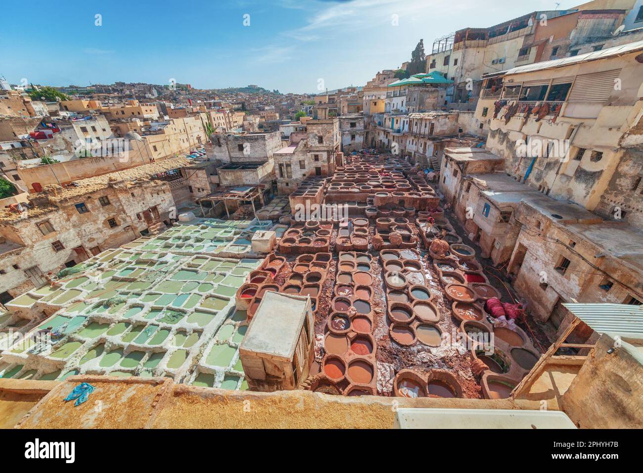 Shuara-Lederfarbstoffe in Fez. Menschen färben Lederprodukte Stockfoto