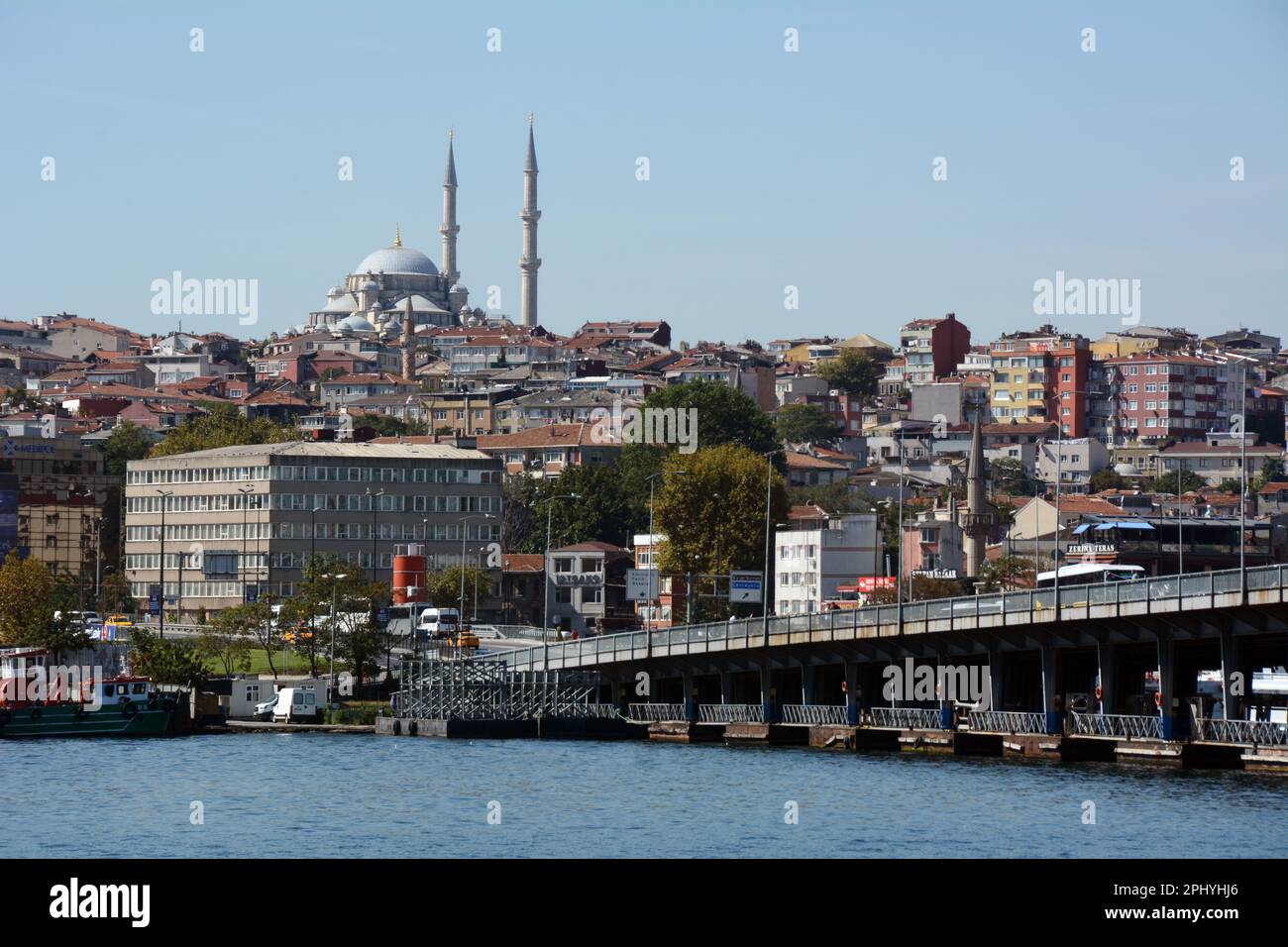 Die Atatürk- oder Unkapani-Brücke über das Goldene Horn auf der europäischen Seite von Istanbul, mit der Fatih-Moschee im Hintergrund, Türkei/Turkiye. Stockfoto