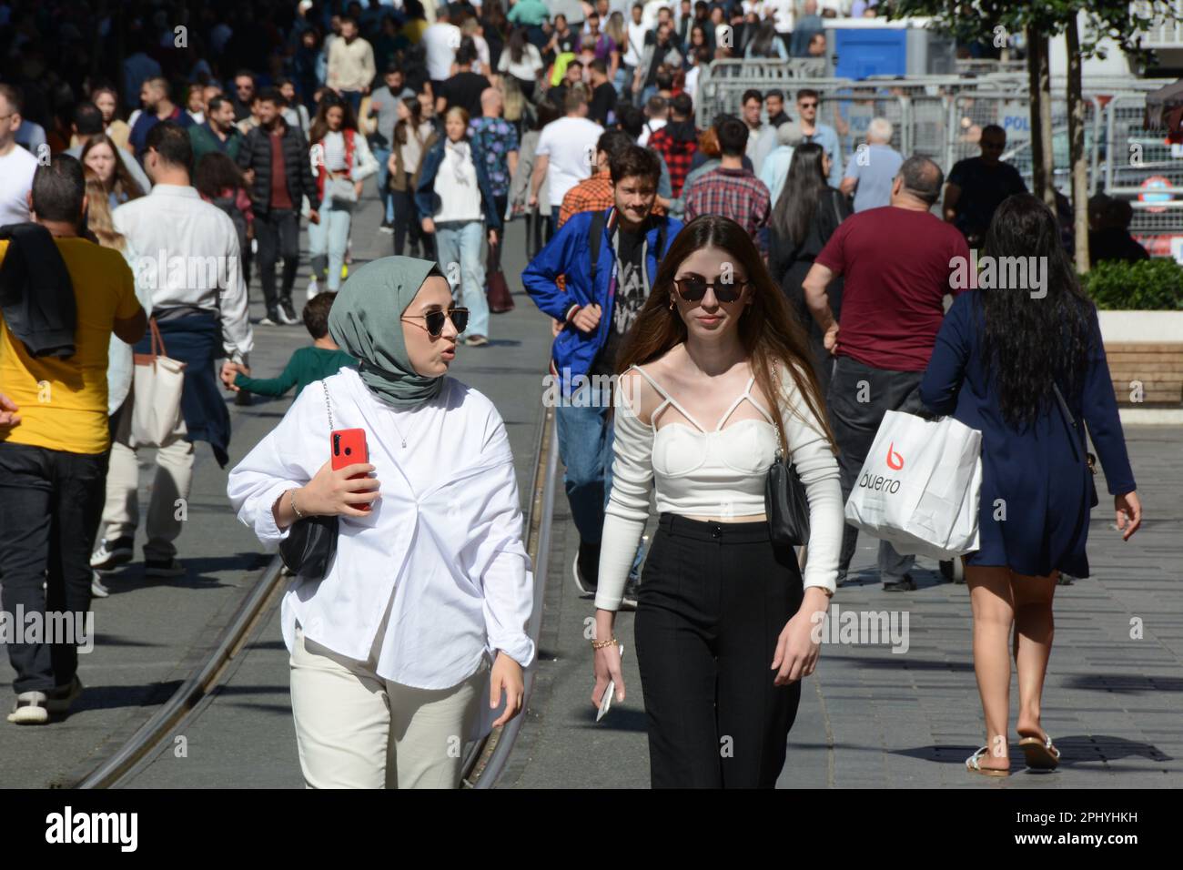 Türkische Einkäufer und Fußgänger, die entlang der Istiklal Avenue im Viertel Beyoglu auf der europäischen Seite von Istanbul, Türkei/Turkiye spazieren. Stockfoto