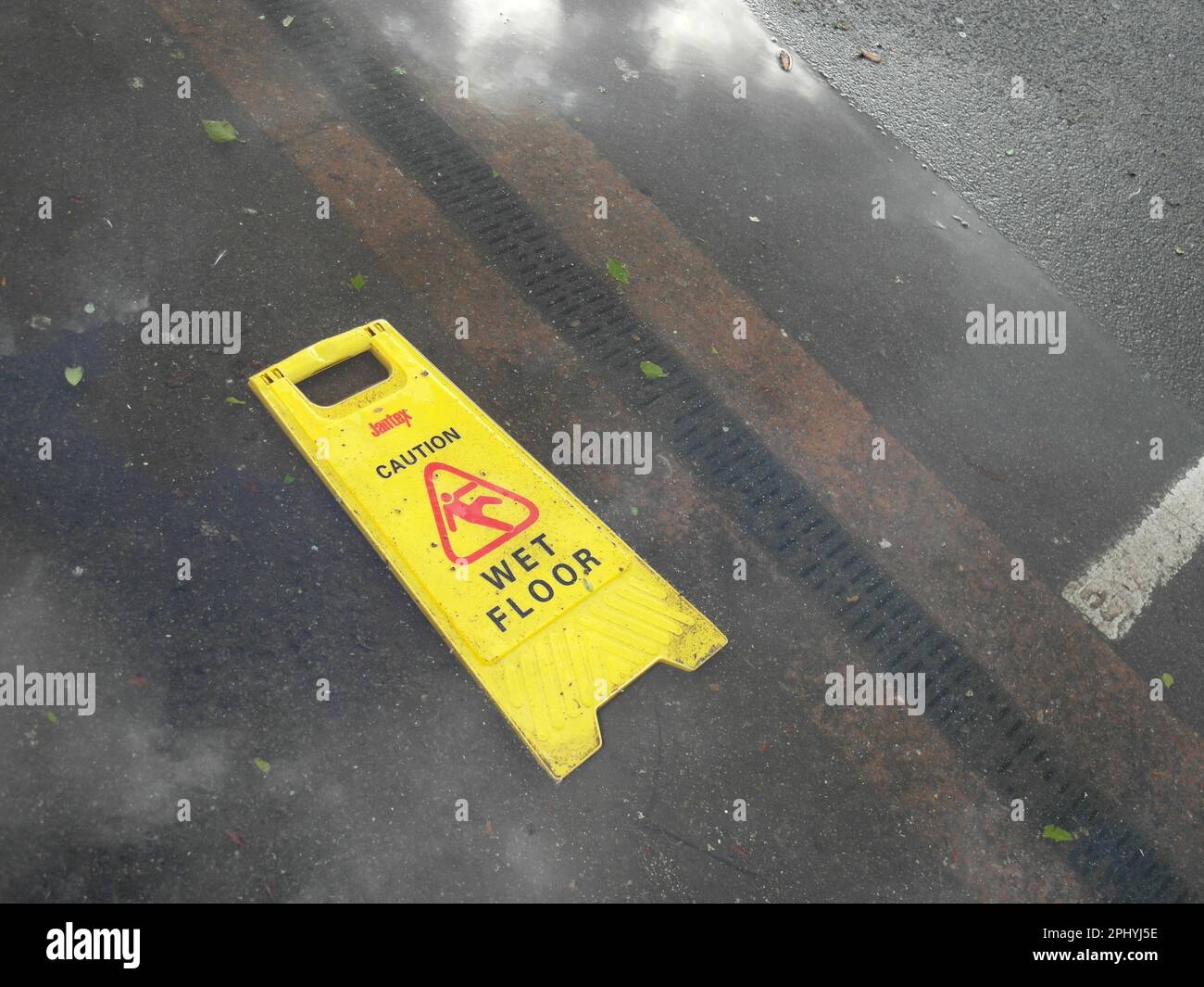 Schild für nassen Boden unter Hochwasser getaucht. Stockfoto