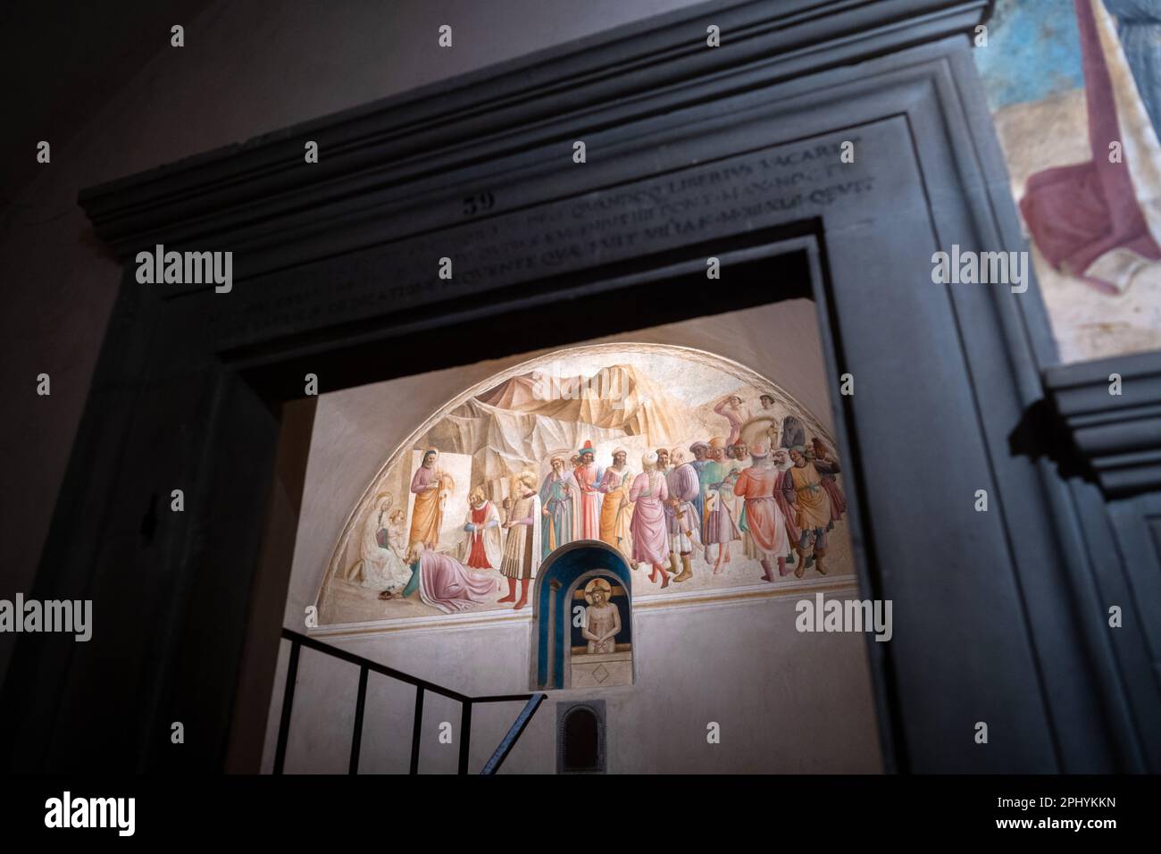 Cosimo, die Zelle des Ältesten in San Marco. Fra Angelicos „Adoration of the Magi“ an der Wand. Museo di San Marco, Florenz Stockfoto