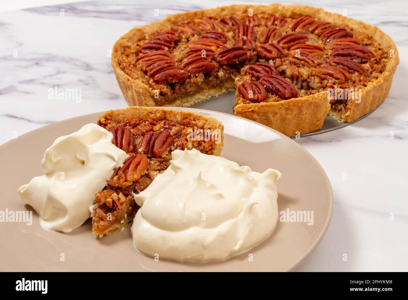 Pekannuskuchen mit Ahorncreme auf dem Teller Stockfoto