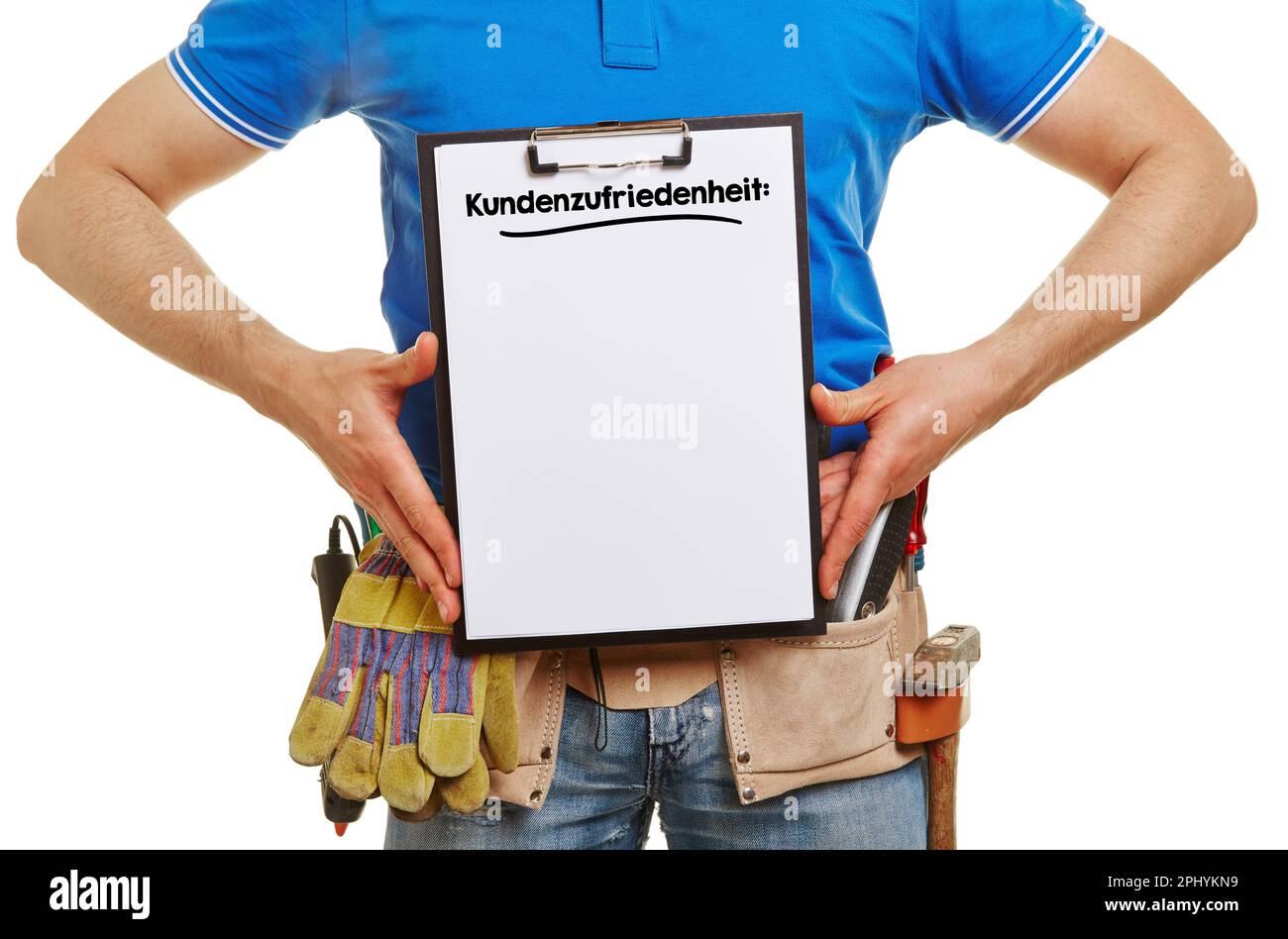 Handwerker hält Klemmbrett mit Schriftzug Kundenzufriedenheit (deutsch für: Kundenzufriedenheit) und Kopierraum als Konzept Stockfoto