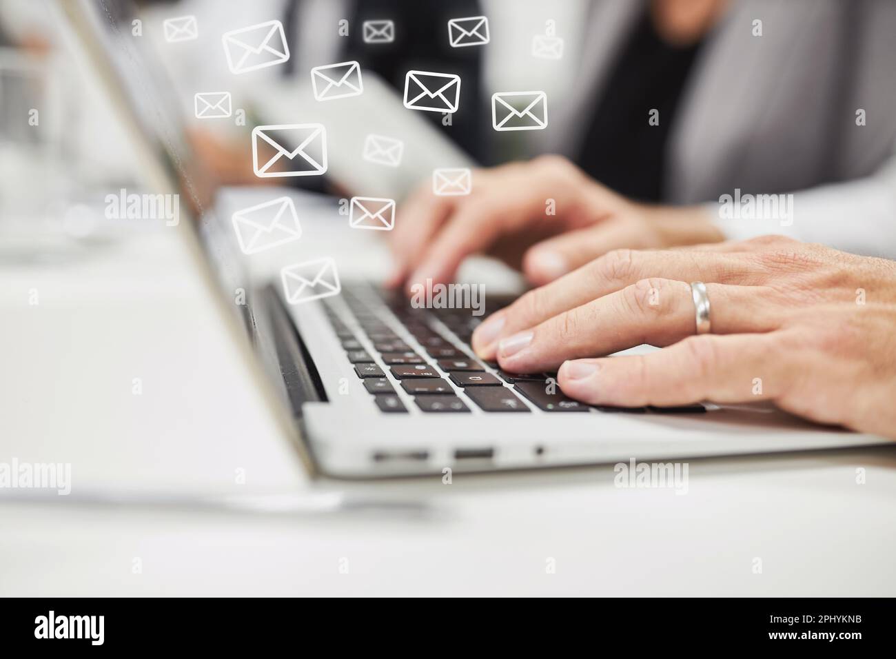 Hände einer Geschäftsfrau, die im Büro viele E-Mails schreibt und empfängt Stockfoto