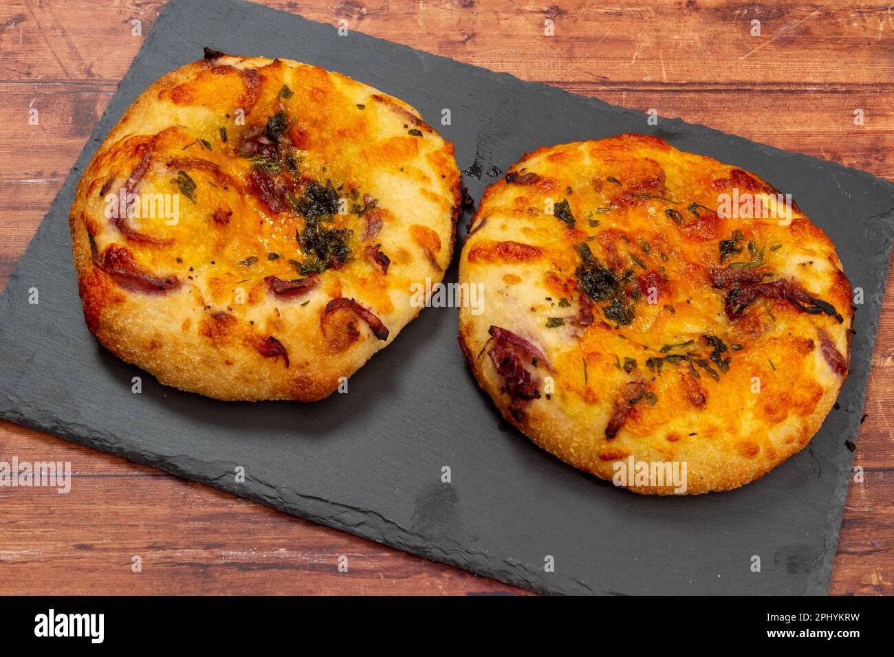 Rote Leicester, extra reifer Cheddar und Balsamico-rote Zwiebeln, Mini-Flachbrot Stockfoto
