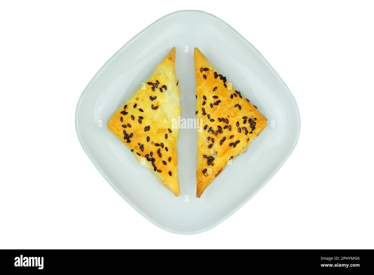 Östliche Küche. Hausgemachte Samosas auf einem Teller mit weißem Hintergrund. Fastfood. Draufsicht. Stockfoto